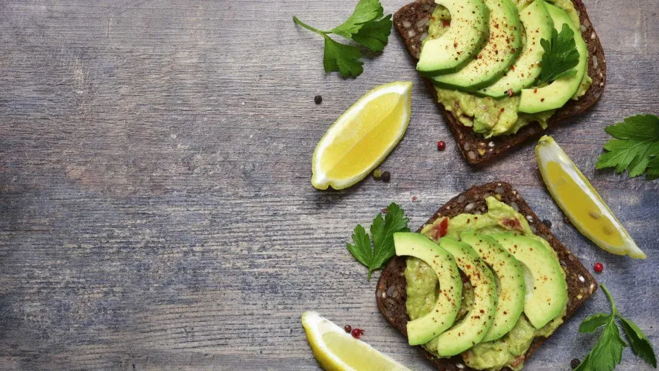 Cinco boas razões para começar o dia a comer abacate