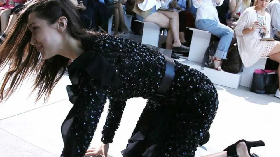 Bella Hadid cai em pleno desfile na Semana de Moda