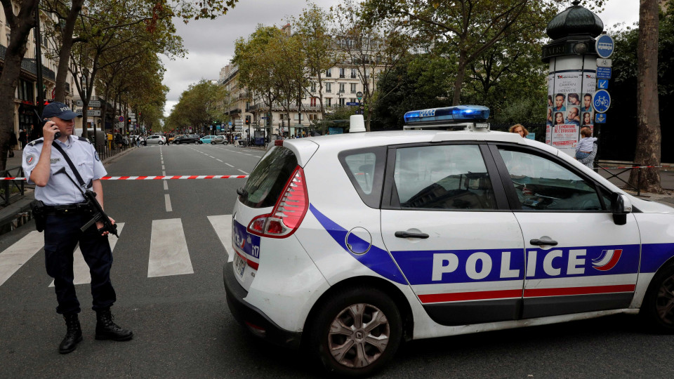 Menina morre esmagada por máquina de construção em Paris
