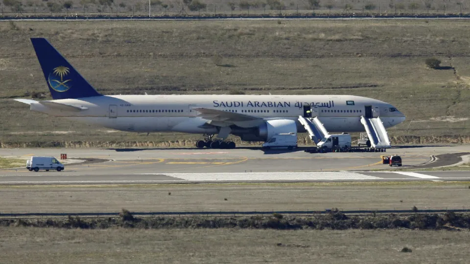 Avião da Saudi Airlines alvejado no aeroporto de Cartum