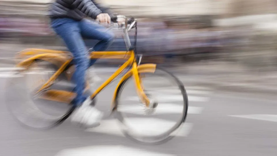 Trabalhador migrante chinês pedala 500 quilómetros na direção errada
