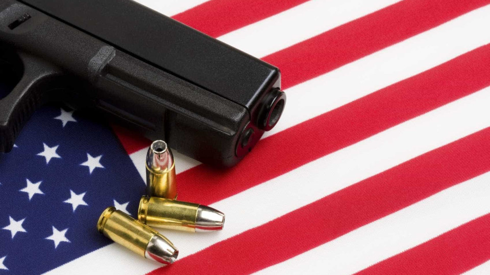 Mulher baleada 12 vezes apoia a posse de armas nos EUA