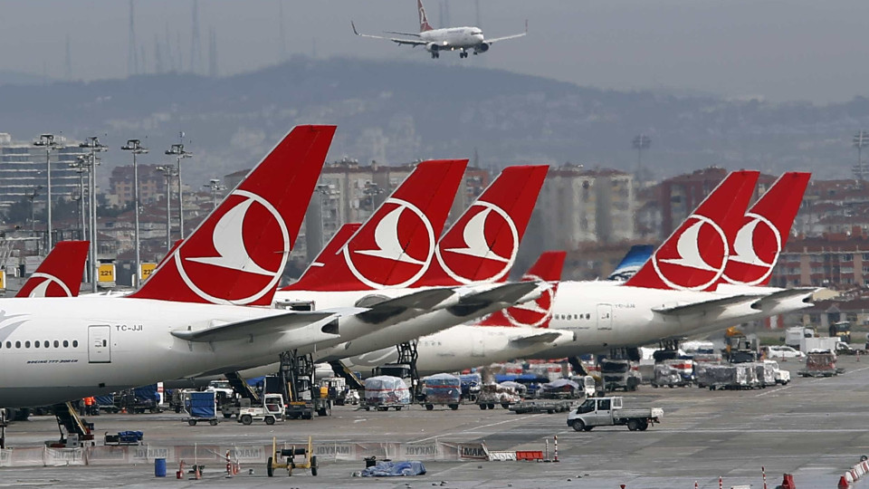 Rapaz de 11 anos morre a bordo de avião da Turkish Airlines
