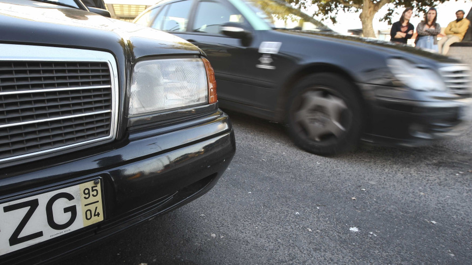 Espanhóis da EliteTaxi param frente à embaixada portuguesa em Madrid