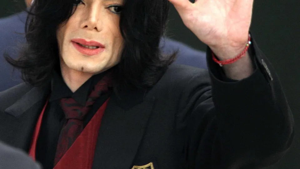Médico acusa pai de Michael Jackson de ter castrado quimicamente o cantor