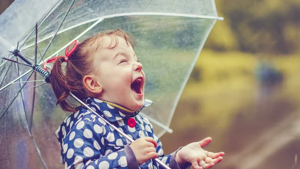 Cinco bons motivos para querer andar à chuva mais vezes