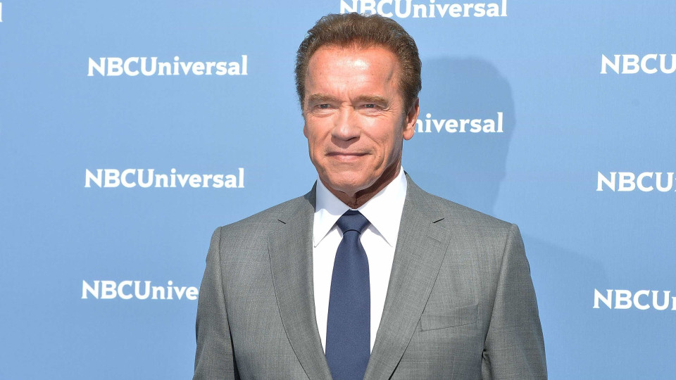 Arnold Schwarzenegger pede a Vladimir Putin para "parar com a guerra"