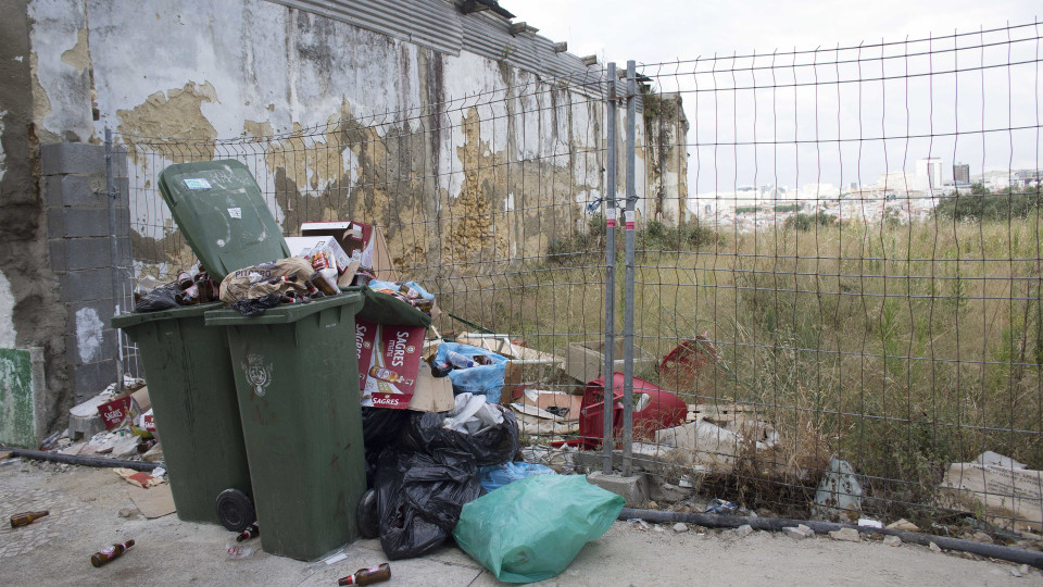 Lisboa. Sabe qual é o horário permitido para contentores na via pública?