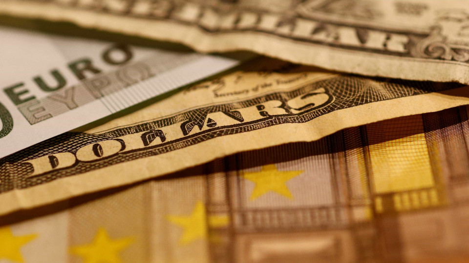 Euro recua ligeiramente e segue a 1,07 dólares