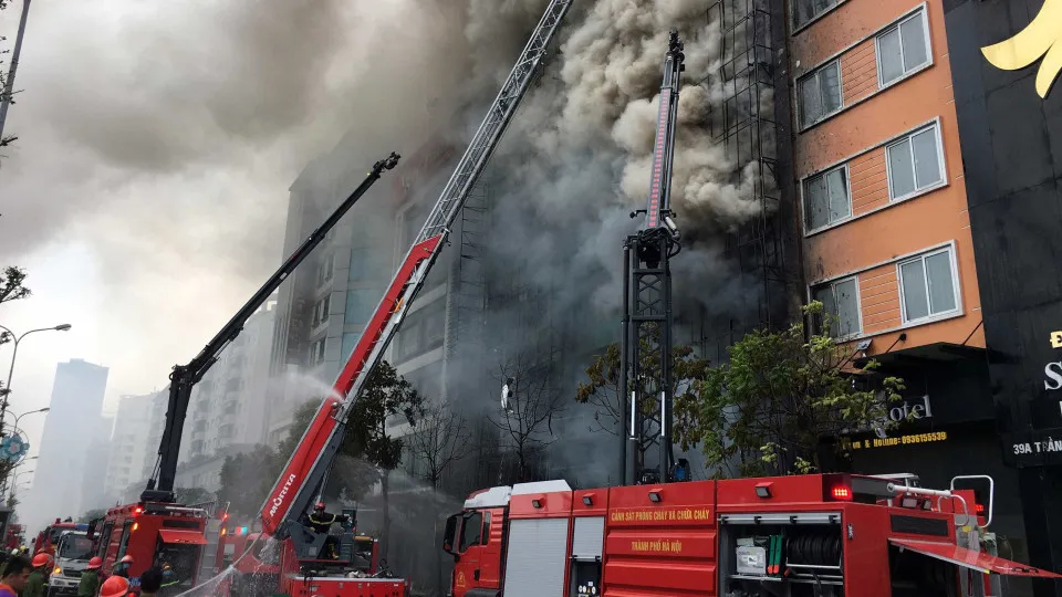 Vietname condena seis pessoas por incêndio em karaoke que matou 32