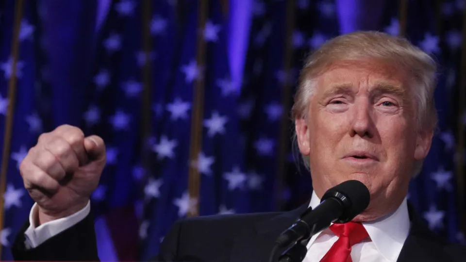 Trump critica Facebook e Twitter por bloquearem texto sobre Biden