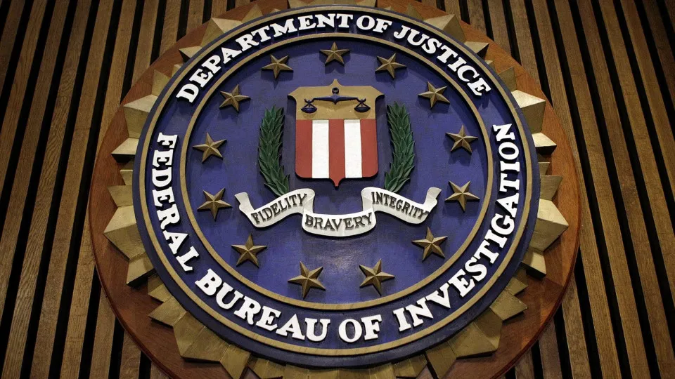 Eleições nos EUA. FBI alerta para vídeos que promovem "falsas narrativas"