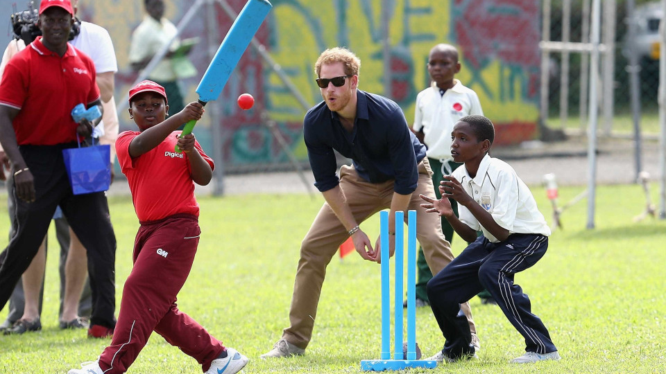 Príncipe Harry joga cricket nas Caraíbas
