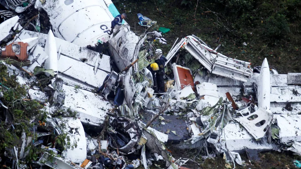 Chapecoense: Bolívia culpa piloto e companhia por queda de avião