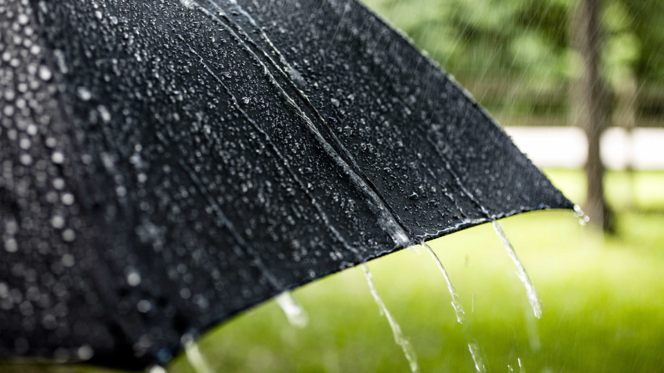 Chuva. Regiões montanhosas e costa sul da Madeira sob aviso laranja 