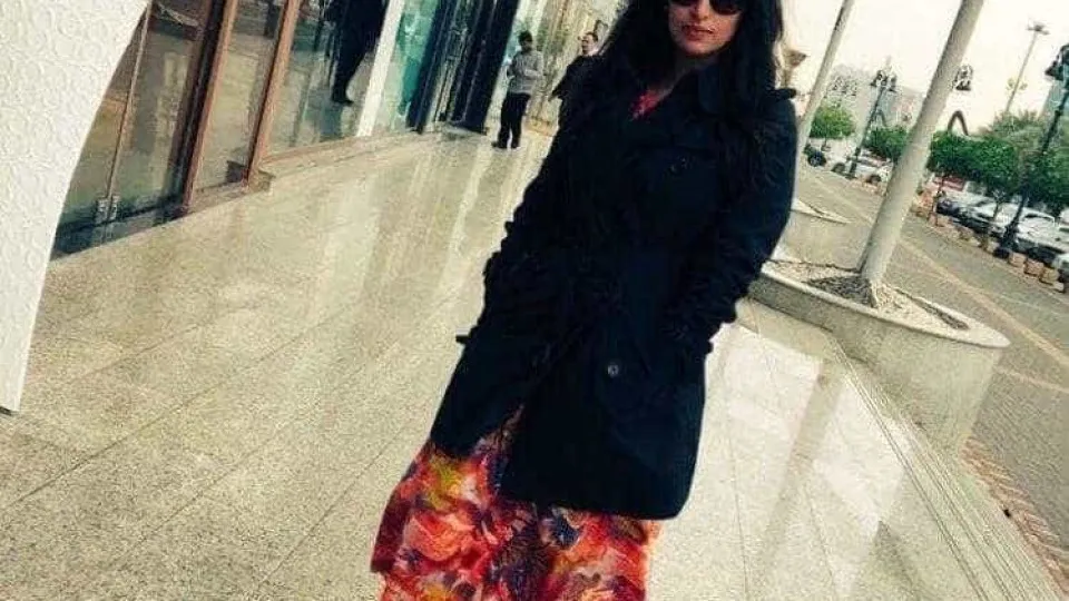 Saiu à rua sem hijab. "Matem-na e atirem-na aos cães", diz-se na internet