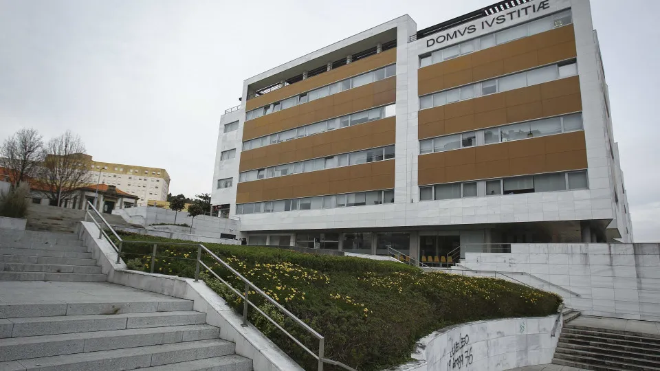 Quatro arguidos condenados à cadeia por fraude fiscal na Feira