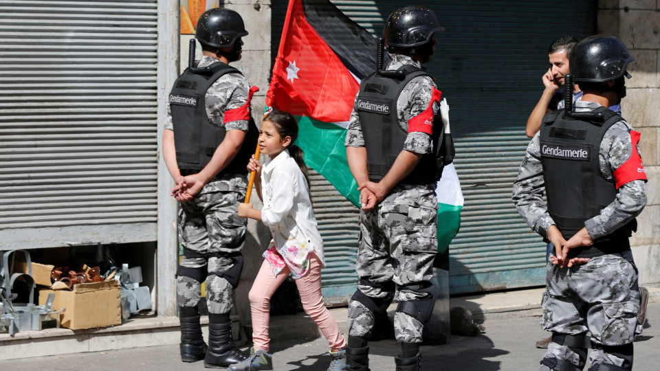 Jordânia não deixa sair guarda que abateu dois jordanos, Israel contraria