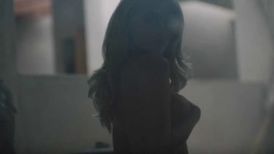 Nua, Kylie Jenner protagoniza vídeo sensual ao lado do namorado