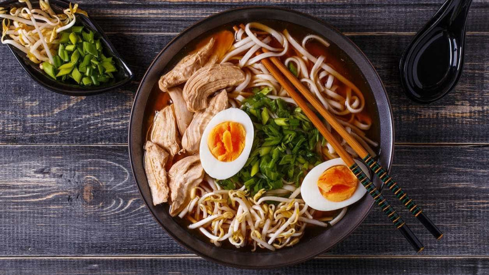 Acha que sabe comer Ramen? Mestre mostra-lhe como se faz