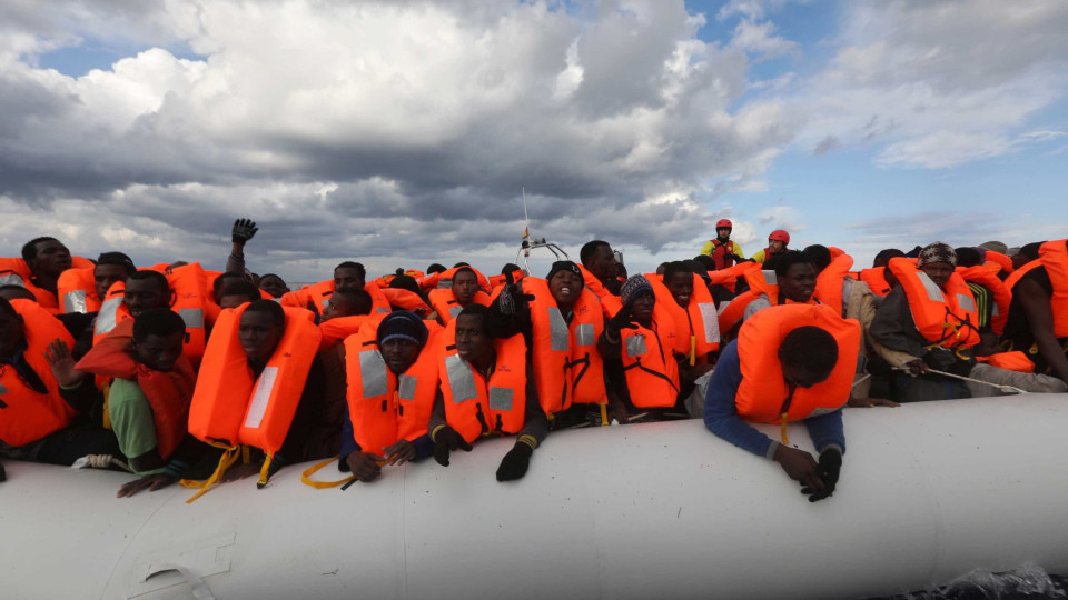Autoridades gregas resgatam 25 migrantes do mar. Uma criança morreu