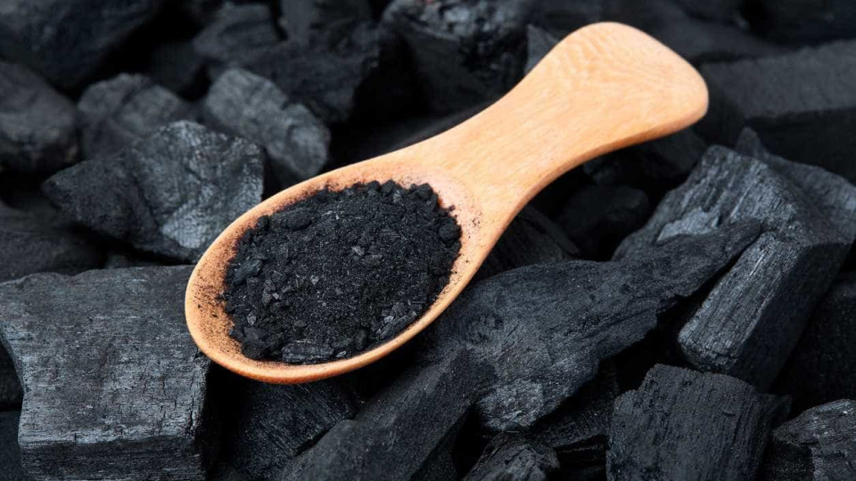 Carvão, o ingrediente do momento para a beleza