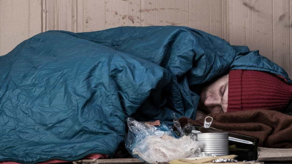 Sem-abrigo arrisca a vida para dormir no centro de Londres