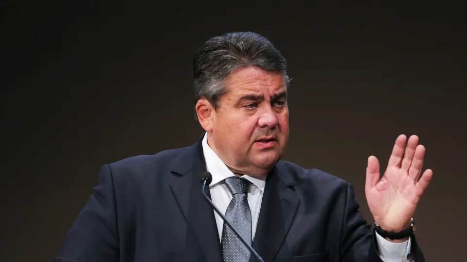 "Quem adormece em democracia, pode acordar numa ditadura"