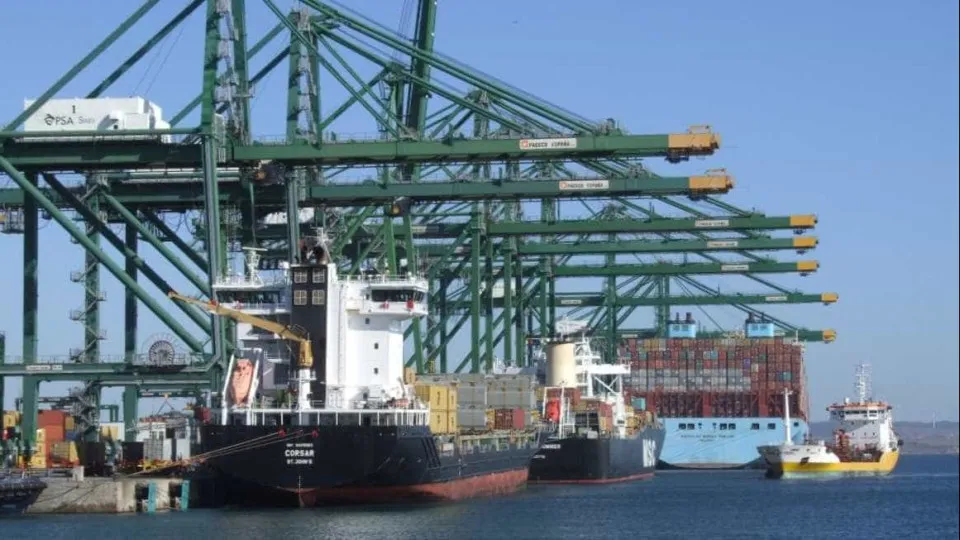Porto de Sines, Mercadorias, Carga, Exportações, Importações, Contentores, barco de mercadoria