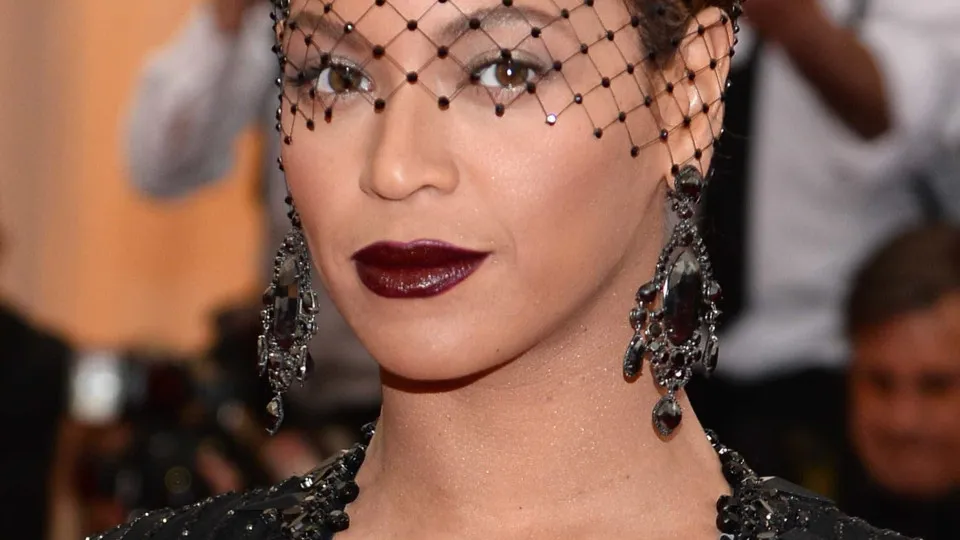 Beyoncé exibe boa forma num look elegante e sensual