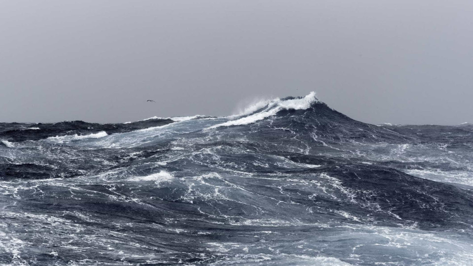 Agitação marítima. Ondas nos Açores podem chegar aos 15 metros