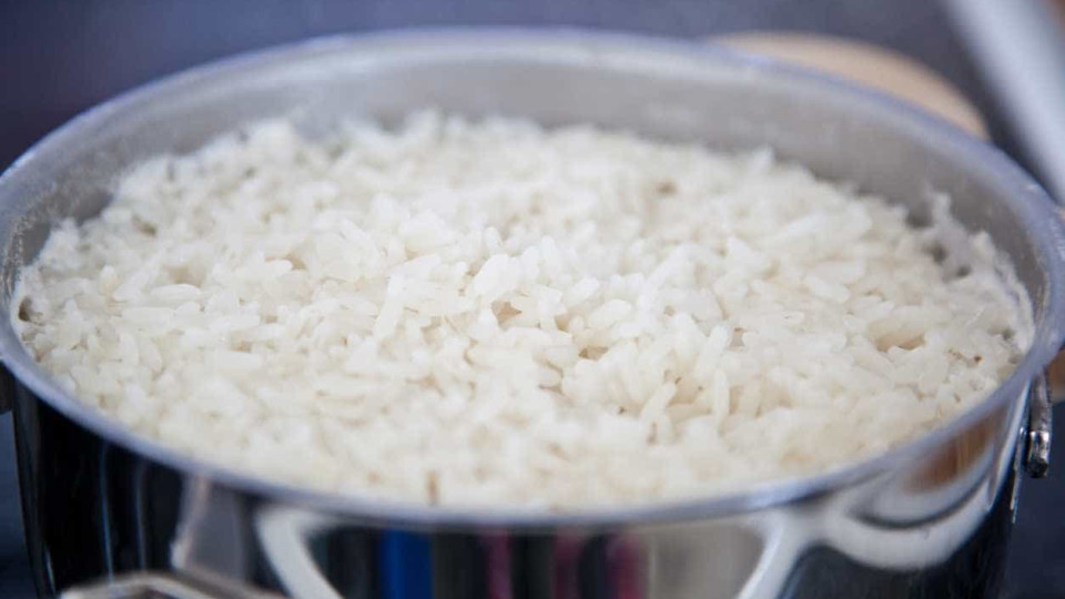Usa água suficiente para cozer o arroz? Especialista alerta para riscos