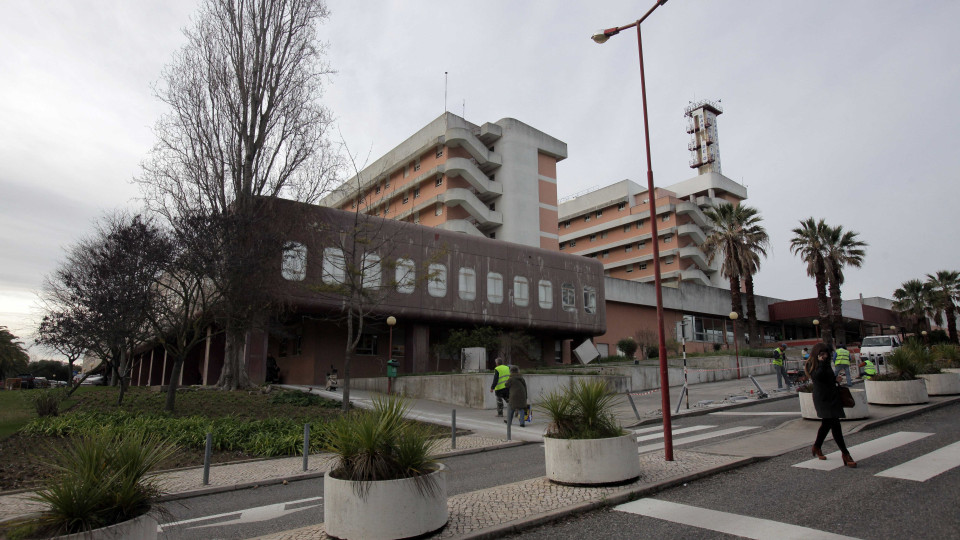 Ambulâncias ficaram retidas por falta de macas no Hospital Garcia de Orta