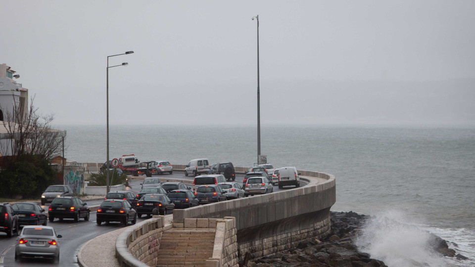 Câmara de Oeiras volta a encerrar Marginal no sentido Cascais-Lisboa