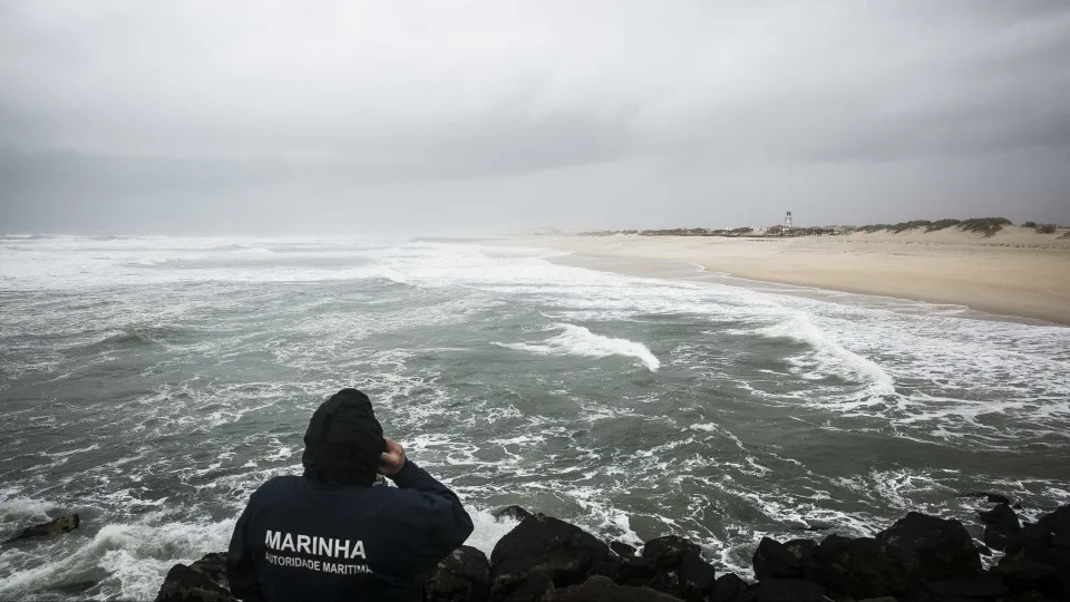 Marinha. Buscas por dois pescadores desaparecidos nos Açores continuam