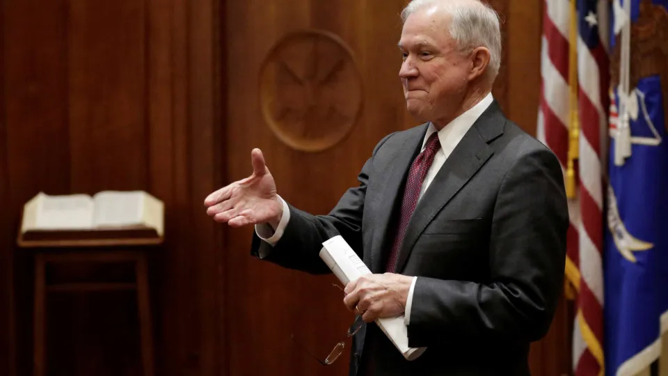 Jeff Sessions cita Bíblia para defender separação de famílias imigrantes