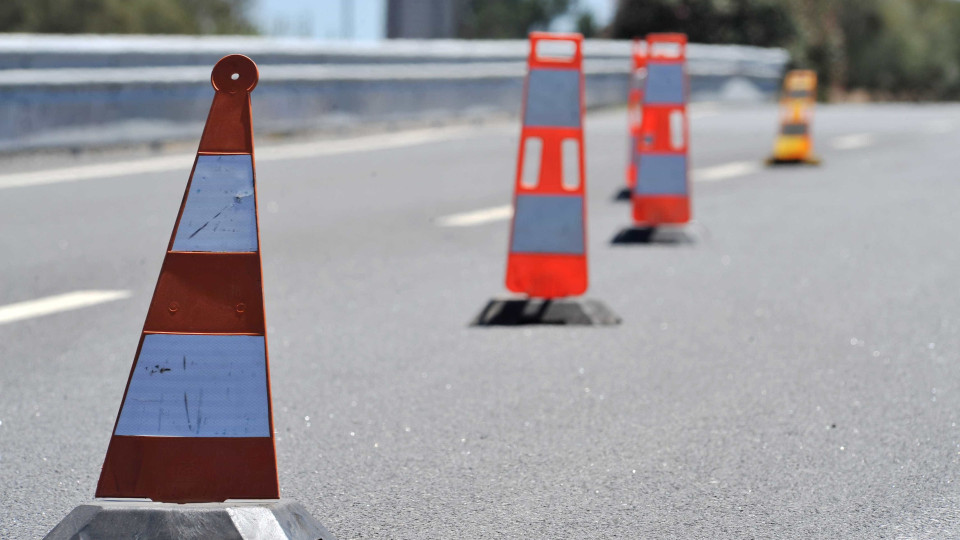 Câmara denuncia risco iminente em estrada. IP promete obras para a semana