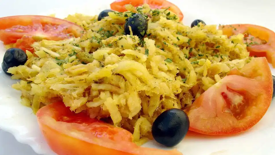 Nutricionista ensina receita de bacalhau à brás saudável. Aprenda!