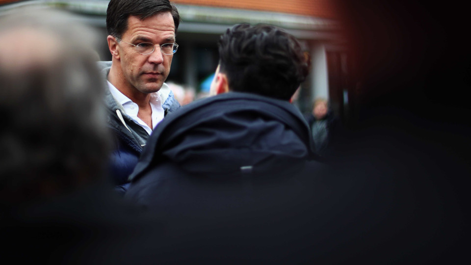 Holanda: Rutte quer formar coligação "estável" com quatro partidos