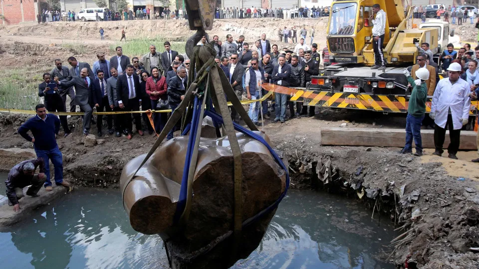 Egito. Três detidos por tentar roubar estátua do faraó Ramsés II