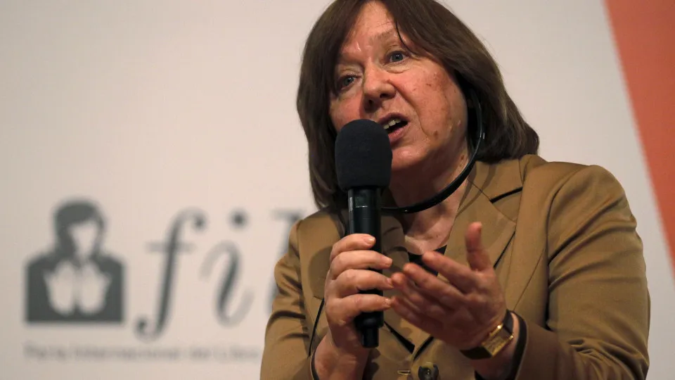 Aleksiévitch lamenta demora no apoio à Ucrânia e alerta portugueses contra populistas