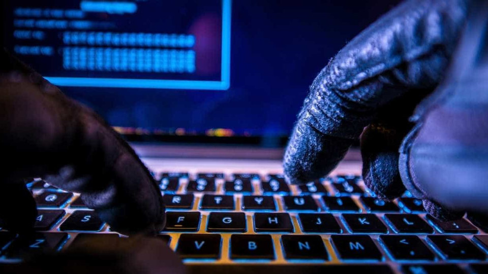 Pirata informático preso por infetar dois mil computadores em 50 países