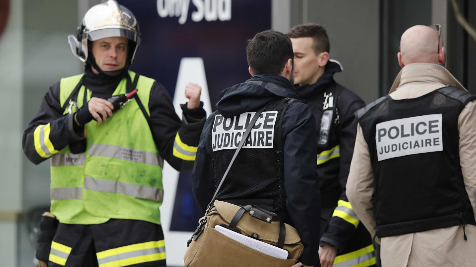 Detidos dois suspeitos de entregarem arma a agressor abatido em Orly