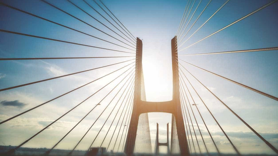 Cinco feridos em colisão na Ponte Vasco da Gama. Trânsito condicionado