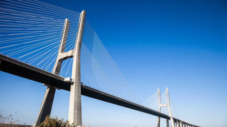 Trânsito "muito congestionado" após acidente na Ponte Vasco da Gama