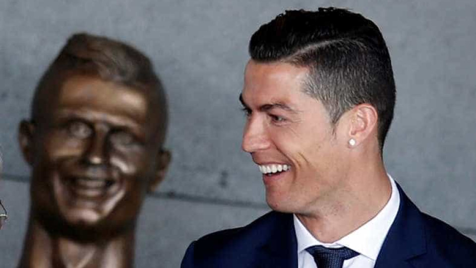 "Horrível". "Duvidoso". "Bizarro". Busto de Ronaldo é notícia pelo mundo