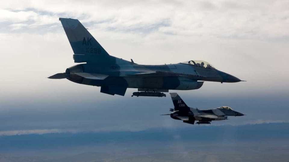 Caça da Força Aérea grega despenha-se em voo de treino. Piloto ejetou-se