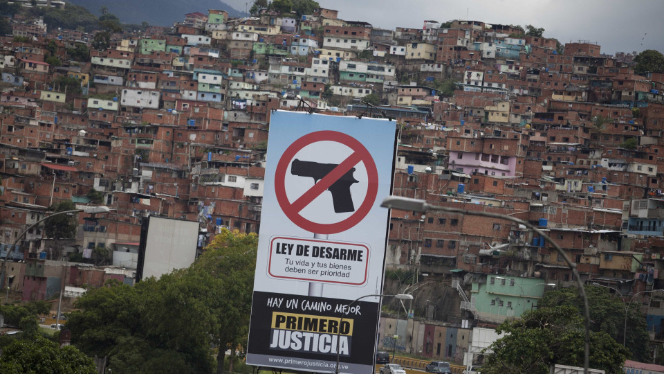 Organização internacional condena entrega de armas a civis na Venezuela