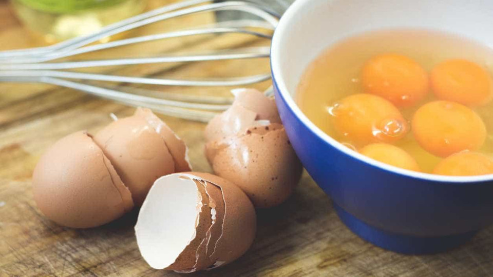 Porque deve comer as cascas dos ovos e como fazê-lo em segurança