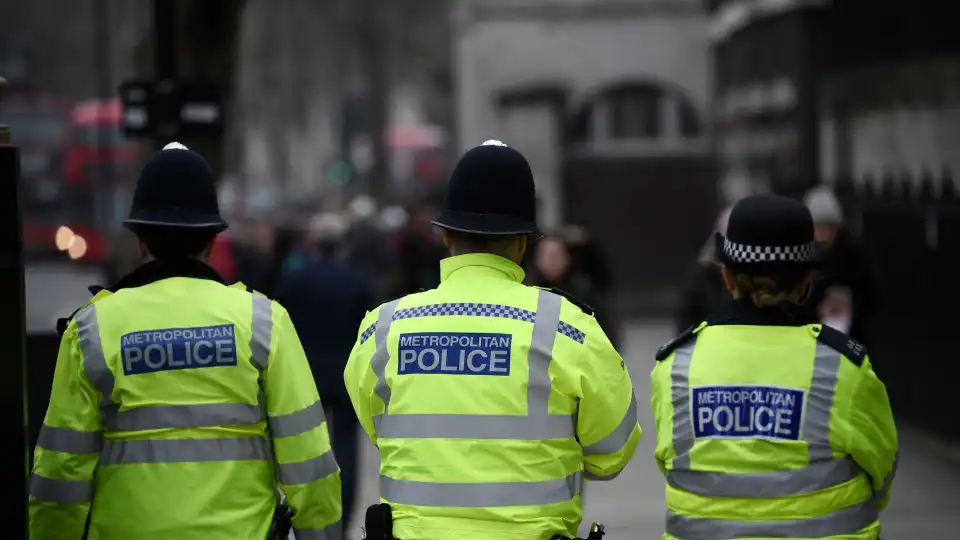 Suspeito de ter atacado três pessoas com ácido detido em Londres